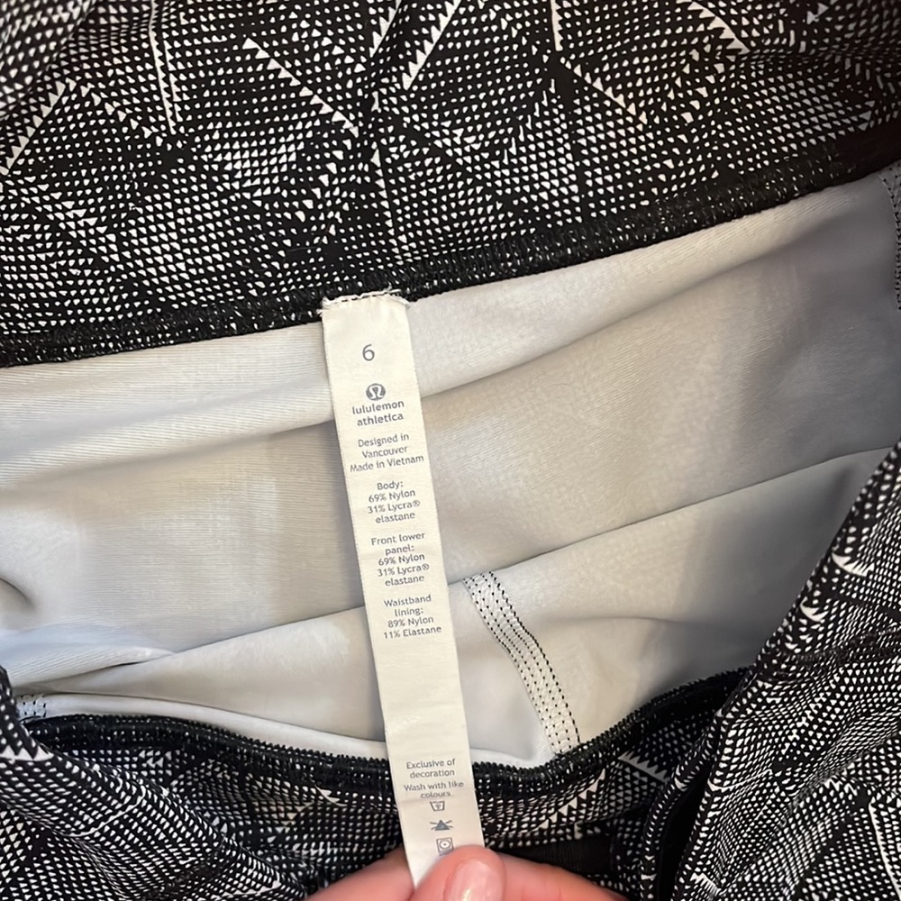 Lululemon Size 6 Pattern Running Crop With Pockets - image 4